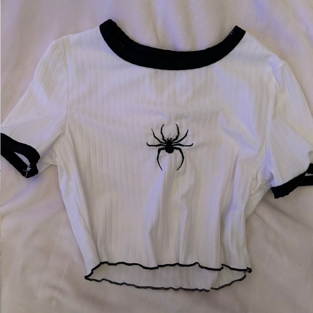 SHEIN ICON Dopamine Dressing Spider Embroidery Contrast Trim Crop Tee